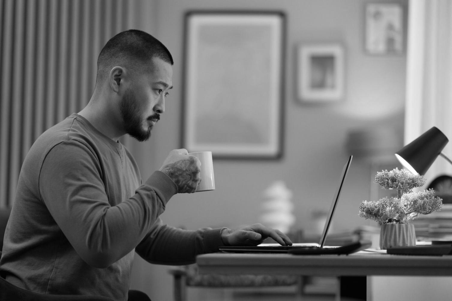 Personne planifiant ses finances avec détermination